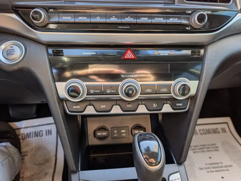 2020 Hyundai Elantra Luxury photo 21