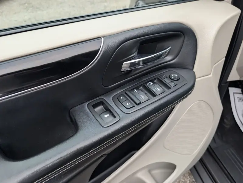 2017 Dodge Grand Caravan SXT Premium Plus photo 18